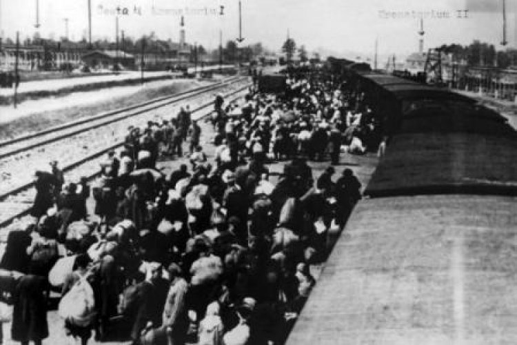 Auschwitz - transport Żydów z Wegier. 1944 r. Fot. PAP/EPA
