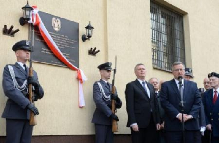 Prezydent Bronisław Komorowski i minister Tomasz Siemoniak podczas odsłonięcia tablicy. Fot. PAP/J. Turczyk