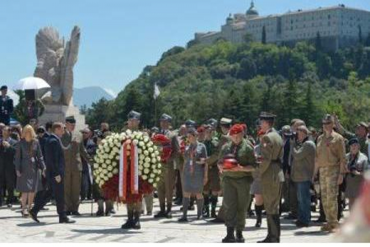 Premier Donald Tusk podczas uroczystości 70. rocznicy zakończenia bitwy o Monte Cassino. Fot. PAP/R. Pietruszka