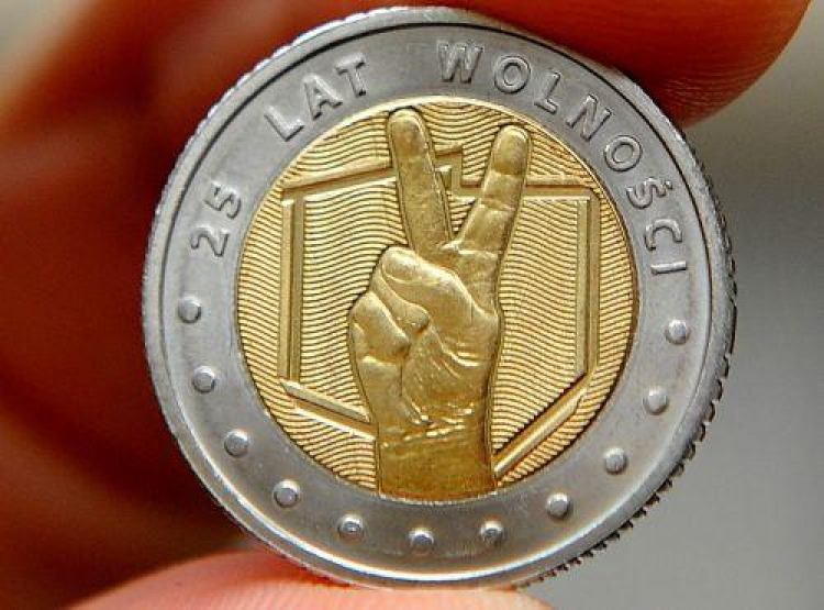 Pierwsza okolicznościowa pięciozłotowa moneta w standardzie obiegowym – "25 lat wolności". Fot. PAP/M. Bielecki