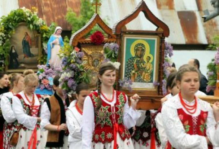 Procesja eucharystyczna podczas uroczystości Bożego Ciała w Chochołowie. Fot. PAP/G. Momot