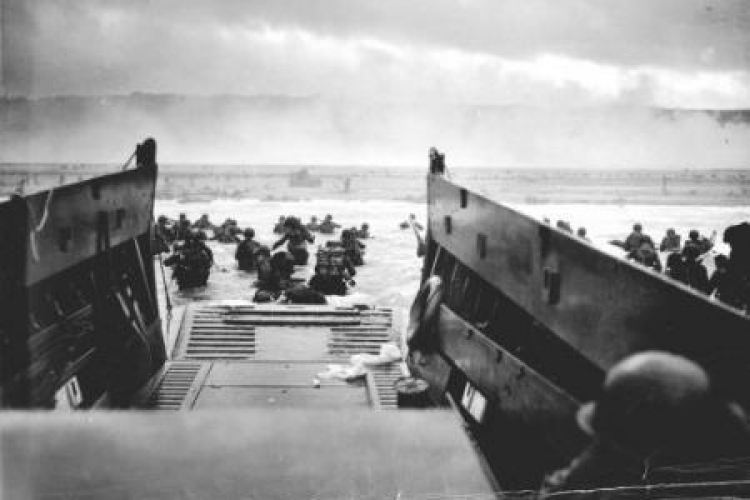 Lądowanie wojsk amerykańskich na plaży "Omaha" w Normandii. 06.06.1944. Fot. PAP/EPA. Źródło: US COAST GUARD/HO   