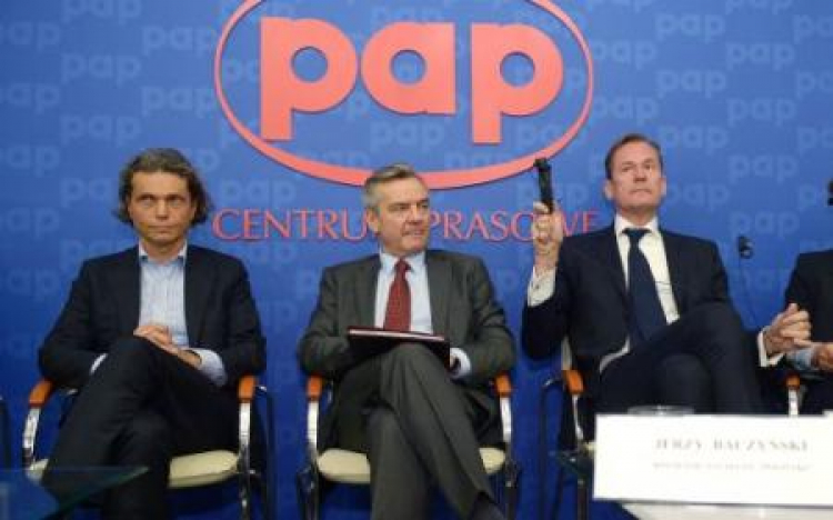 Dominik Libicki (L), Jerzy Baczyński (C) i Mathias Doepfner podczas debaty o przyszłości mediów. Fot. PAP/R. Pietruszka