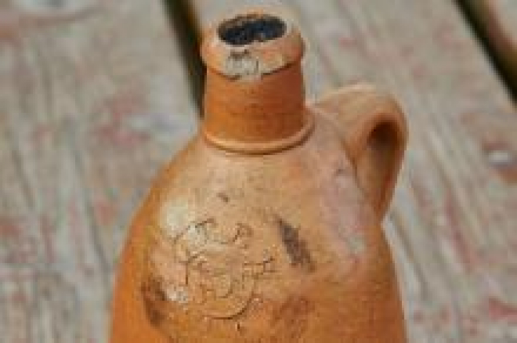 Kamionkowa butelka wydobyta z wraku żaglowca, który zatonął w Zatoce Gdańskiej ok. 200 lat temu. Fot. PAP/A. Warżawa