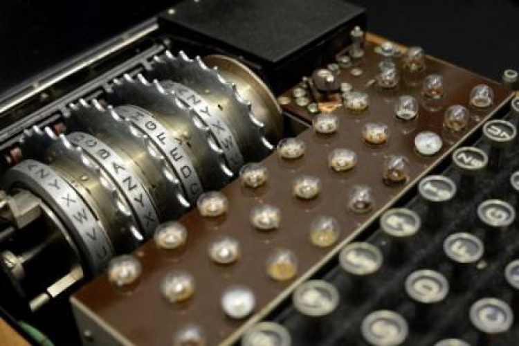 Egzemplarz niemieckiej maszyny szyfrującej "Enigma". Fot. PAP/J. Turczyk
