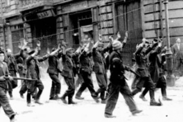 Niemcy wzięci do niewoli przez powstańców. Fot. PAP/CAF/Archiwum