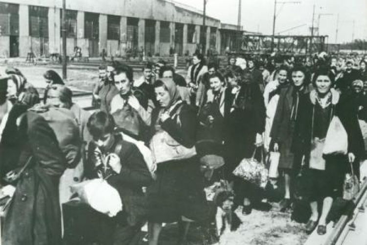 Polskie kobiety i dzieci wypędzone z Warszawy w niemieckim obozie przejściowym w Pruszkowie. Fot. Wikimedia Commons