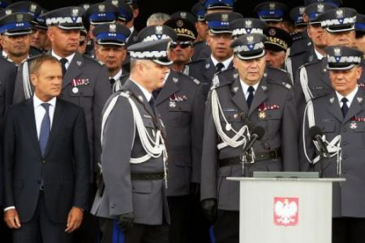 Premier D. Tusk i Komendant Główny Policji M. Działoszyński (C) podczas obchodów Święta Policji. Fot. PAP/T. Gzell 