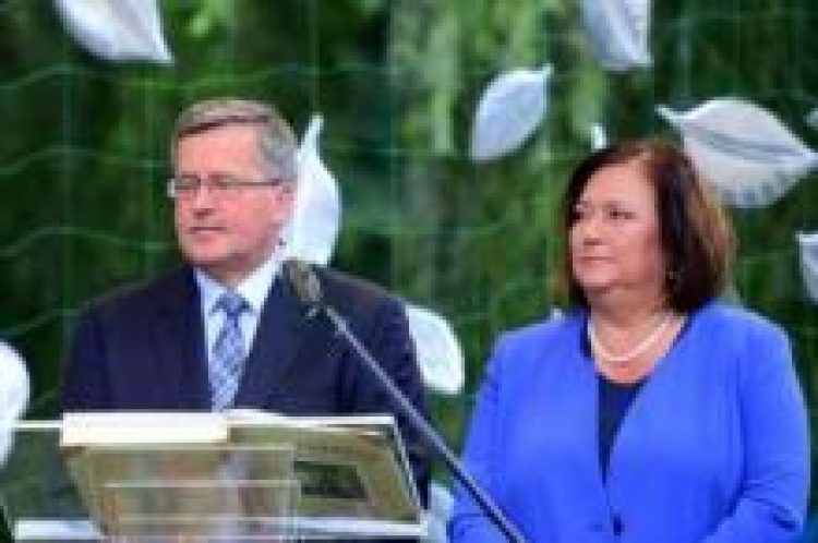 Prezydent Bronisław Komorowski z żoną Anną podczas akcji Narodowe czytanie „Pana Tadeusza” w 2012 r. Fot. PAP/J. Turczyk