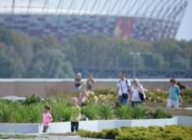 Turyści zwiedzają nowo otwarty ogród na dachu Centrum Nauki Kopernik w Warszawie. Fot. PAP/J. Turczyk