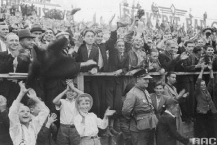 Kibice fetują gola strzelonego dla Polski. Mecz Polska-Węgry na stadionie Legii, 27 sierpnia 1939 r. Fot. NAC