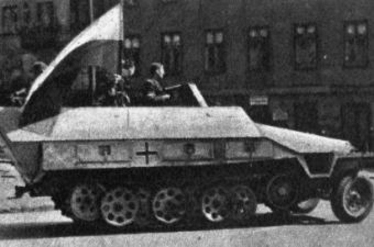 Zdobyty przez powstańców transporter opancerzony, zwany później „Szarym Wilkiem”. Warszawa, 14.08.1944 r. Fot. PAP/CAF