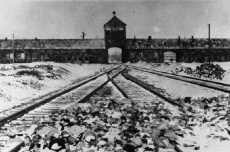 Brama wjazdowa do KL Auschwitz-Birkenau. Styczeń 1945 r. Źródło: IPN