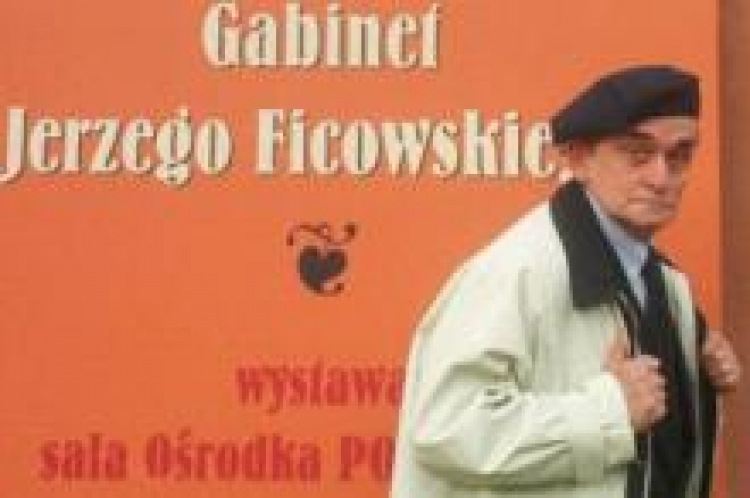 Jerzy Ficowski na tle plakatu zapowiadajacego wystawę w Sejnach. Fot. PAP/Z. Lenkiewicz