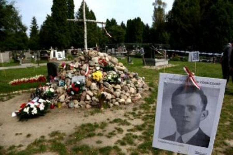 Prace ekshumacyjne na Łączce Cmentarza Wojskowego na Powązkach. Fot. PAP/T. Gzell