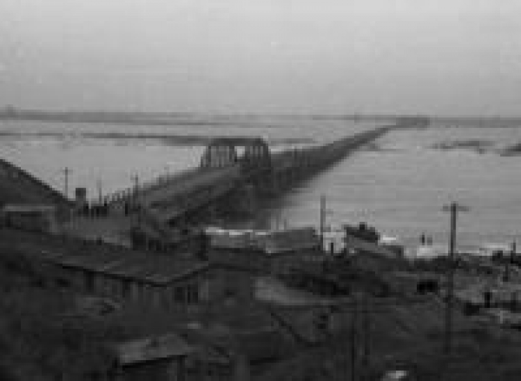 Częściowo zerwany przez napierającą krę najdłuższy w Europie drewniany most w Wyszogrodzie. Marzec 1947 r Fot. PAP/CAF