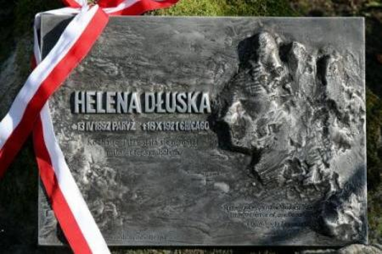 Tablica upamiętniająca Helenę Dłuską na cmentarzu zasłużonych na Pęksowym Brzyzku w Zakopanem. Fot. PAP/G. Momot 