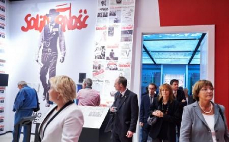 Parlamentarzyści niemieckiego Bundestagu zwiedzają wystawę w ECS w Gdańsku. Fot. PAP/A. Warżawa