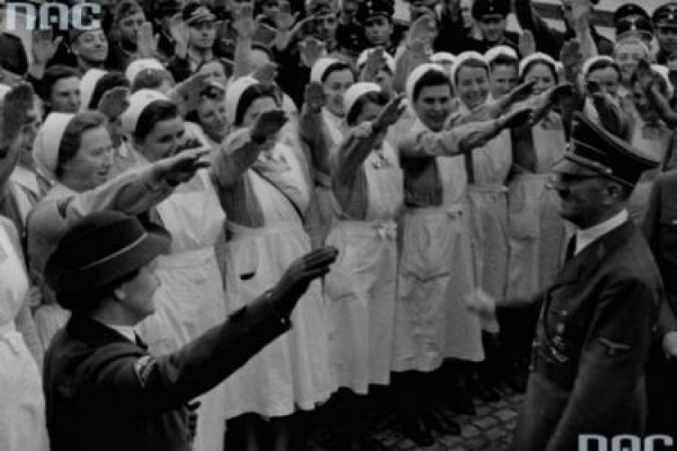 Kobiety z Pomocniczej Służby Kobiet Niemieckiego Czerwonego Krzyża pozdrawiają Adolfa Hitlera. 04.1943. Fot. NAC
