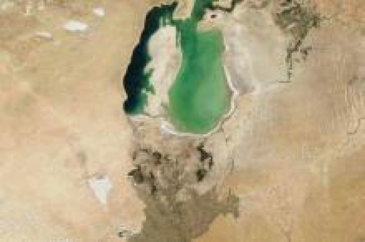 Zjęcie satelitarne wysychającego Jeziora Aralskiego. Fot. PAP/EPA