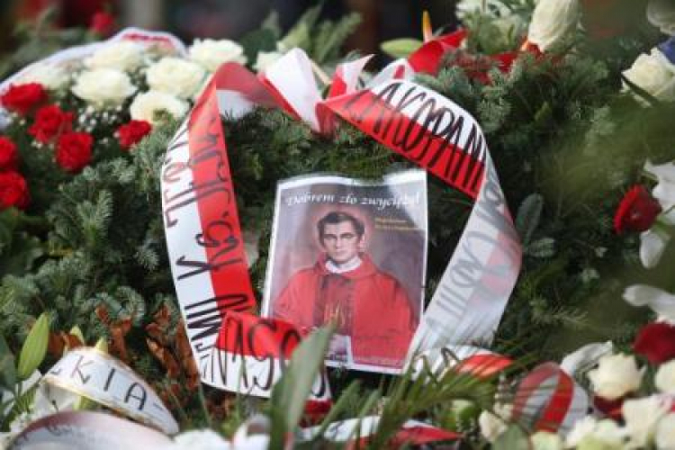 Kwiaty na grobie bł. ks. Jerzego Popiełuszki w 30. rocznicę męczeńskiej śmierci ks. Jerzego. Fot. PAP/L. Szymański 