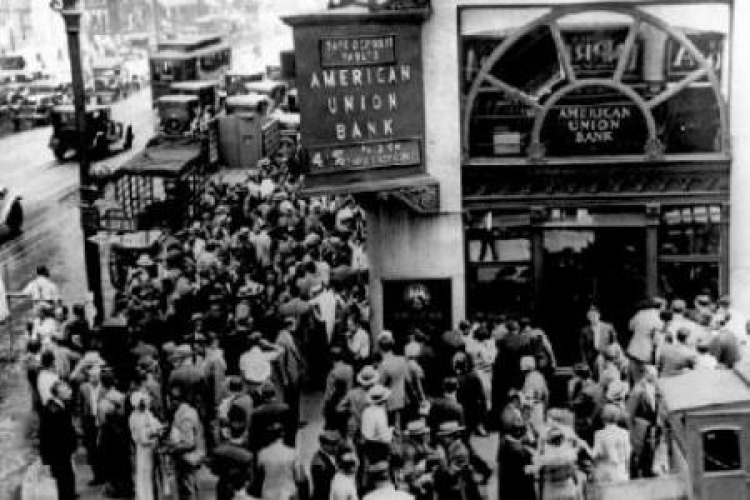 Wielki Kryzys - tłum przed  American Union Bank w Nowym Jiorku. 1931. Źródło: Wikimedia Commons