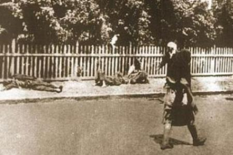 Ciała ludzi zmarłych z głodu na ulicy Charkowa. 1933 r. Źródło: IPN