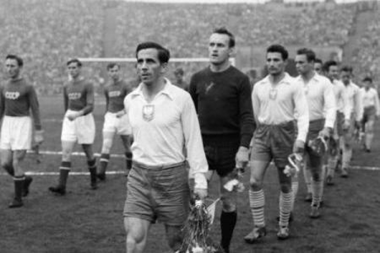 Kapitan reprezentacji Polski Gerard Cieślik przed wygranym 2:1 meczem z ZSRS. Chorzów, 20 X 1957 r.  Fot. PAP/CAF