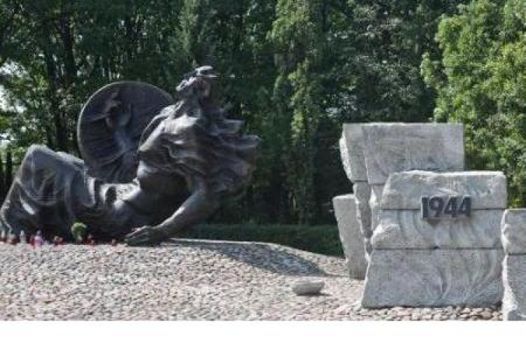 Pomnik Polegli Niepokonani na Cmentarzu Powstańców Warszawy. Fot. PAP/R. Guz