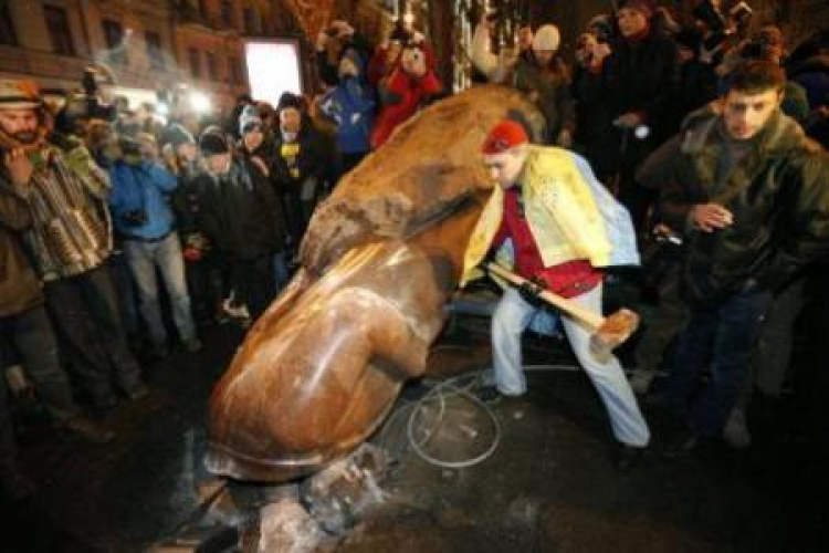 Protestujący niszczą obalony pomnik Lenina w Kijowie. Fot. PAP/EPA