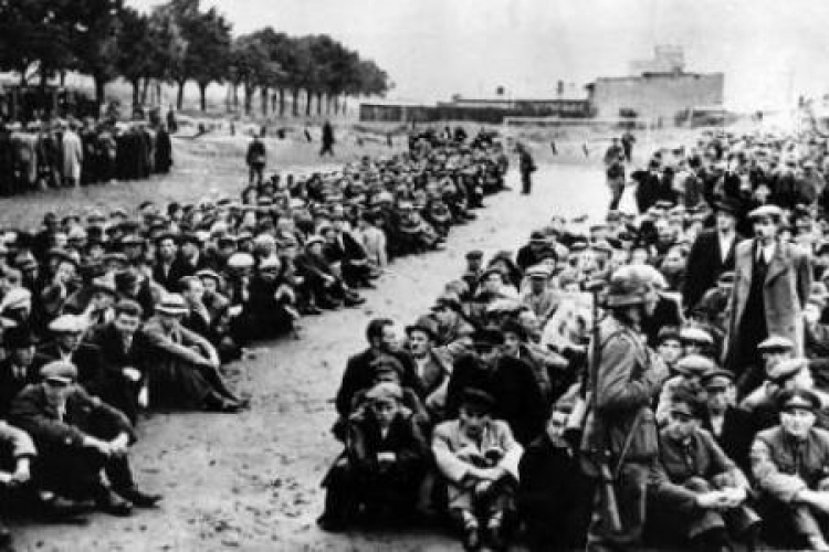 Gdynianie aresztowani przez Niemców. IX 1939 r. Fot.Wikimedia Commons; książka Stutthof: hitlerowski obóz koncentracyjny