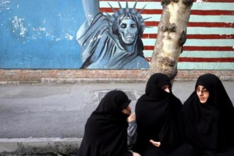 Irańskie studentki przed b. ambasadą USA w Teheranie. 2009.01.20. Fot. EPA