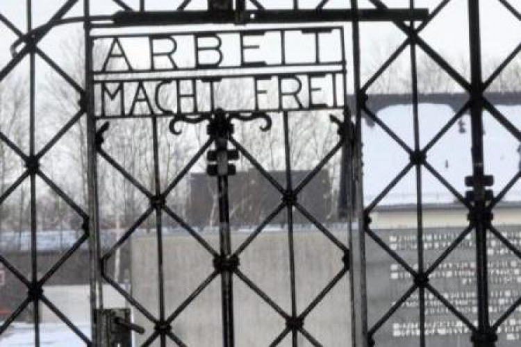 Brama w byłym niemieckim obozie koncentracyjnym Dachau przed kradzieżą. Fot. PAP/EPA