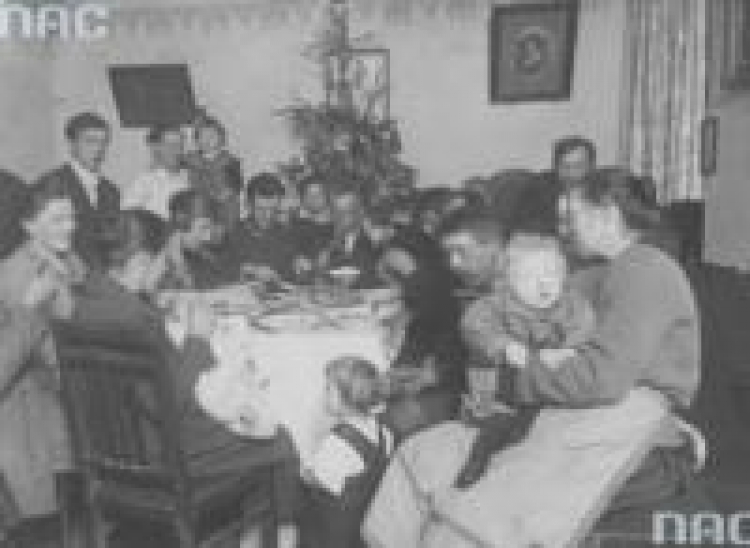Rodzina przy stole wigilijnym. Warszawa, 1926 r. Fot. NAC