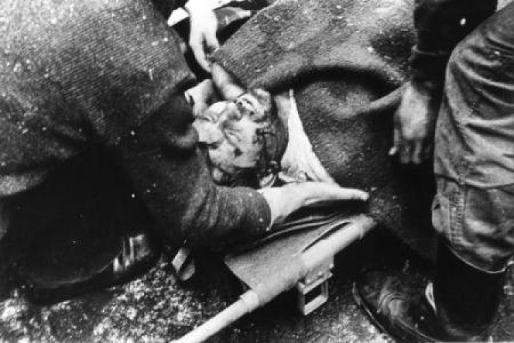 Jedna z ofiar pacyfikacji kopalni „Wujek”. Katowice, 16 grudzień 1981 r. Fot. PAP/M. Janicki