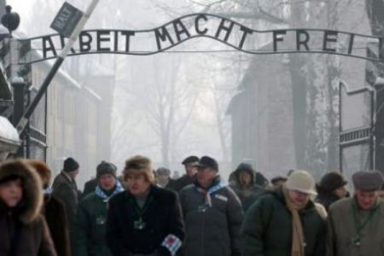 Byli więźniowie z bliskimi przechodzą przez bramę KL Auschwitz. 27.01.2010. Fot. PAP/L. Szymański