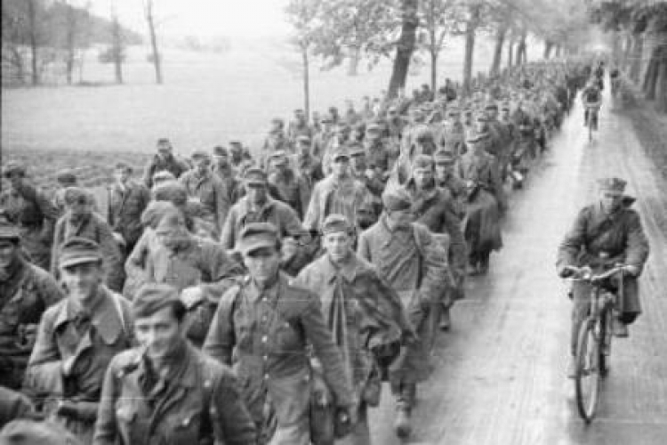Kolumna niemieckich wojsk w eskorcie polskich żołnierzy opuszcza Berlin po kapitulacji Niemiec. Fot. PAP/CAF/Polpress