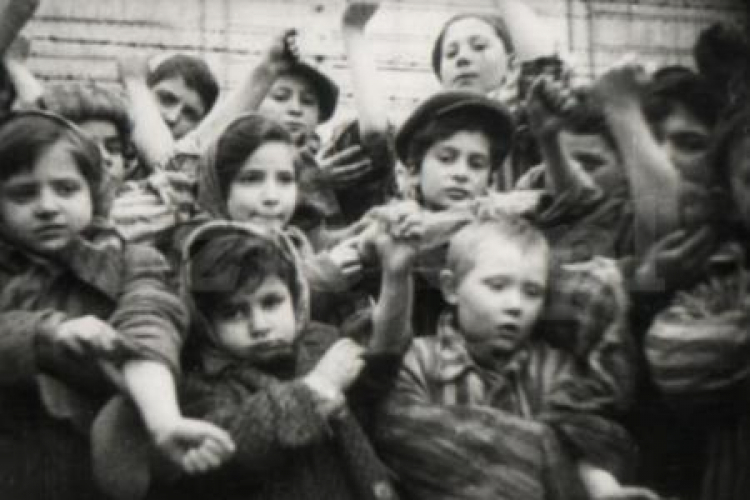 Dzieci z KL Auschwitz po wyzwoleniu - styczeń 1945 r.  Fot. Muzeum Auschwitz-Birkenau