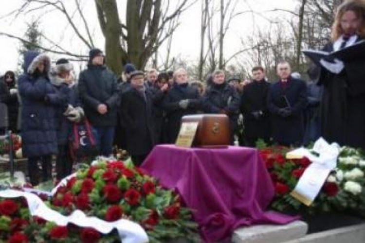 Uroczystości pogrzebowe Krzysztofa Krauzego na Cmentarzu Rzymskokatolickim w Kazimierzu Dolnym. Fot. PAP/L. Szymański 