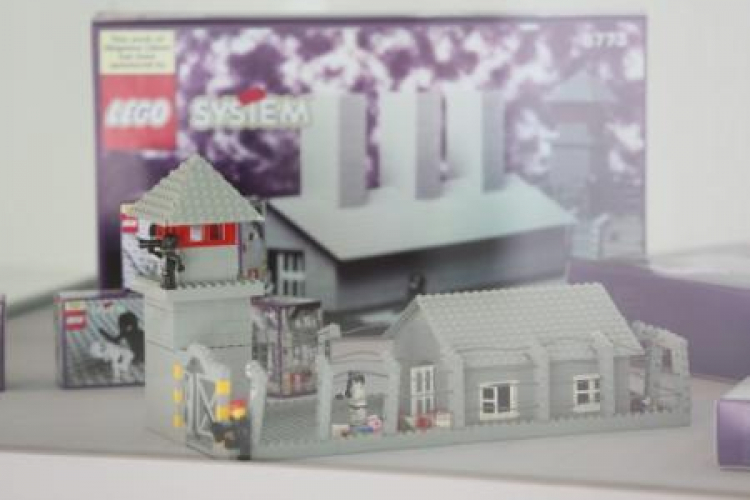 Praca Zbigniewa Libery "Lego. Obóz koncentracyjny" z 1996 r. Fot. PAP/L. Szymański