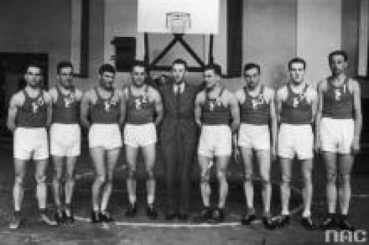 Drużyna koszykarzy z Warszawy na turnieju czterech miast - Bohdan Bartosiewicz z nr 5. Kraków, kwiecień 1939 r. Fot. NAC