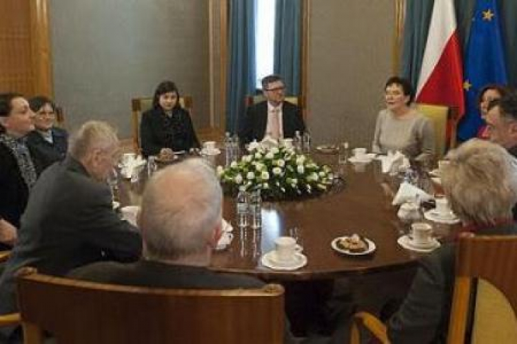 Spotkanie premier Ewy Kopacz z przedstawicielami Stowarzyszenia Przyjaciół MHP i Rady MHP. Fot. M. Śmiarowski / KPRM