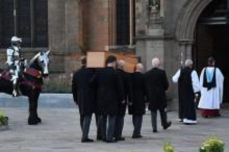 Szczątki Ryszarda III wnoszone do katedry w Leicester. Fot. PAP/EPA