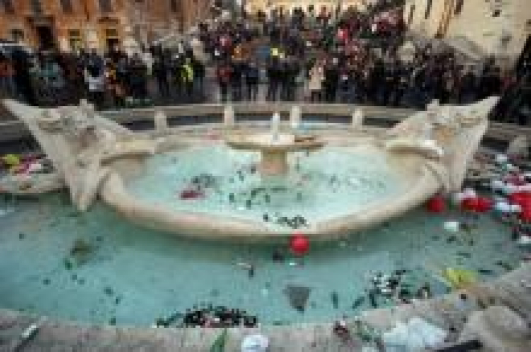 Fontanna Barcaccia w Rzymie po bójkach pseudokibiców. Fot. PAP/EPA