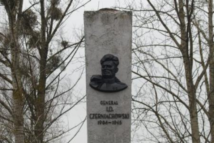 Pomnika gen. Iwana Czerniachowskiego w Pieniężnie. Fot. PAP/T. Waszczuk