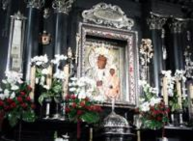 Cudowny obraz Matki Bożej Jasnogórskiej w sanktuarium w Częstochowie. Fot. PAP/W. Deska