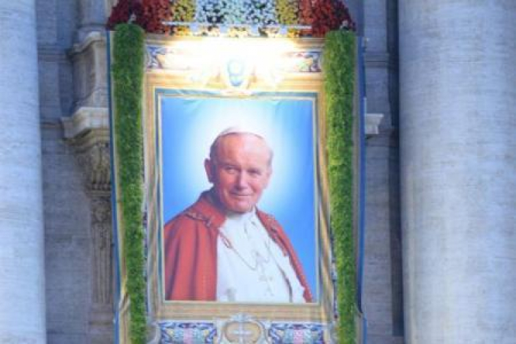Portret papieża Jana Pawła II na bazylice św. Piotra. Watykan, 27.04.2014. Fot. PAP/J. Turczyk