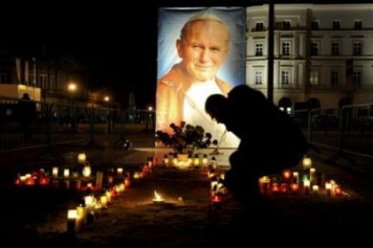 Czuwanie modlitewne na pl. Piłsudskiego w Warszawie w 9. rocznicę śmierci papieża Jana Pawła II. Fot. PAP/B. Zborowski 