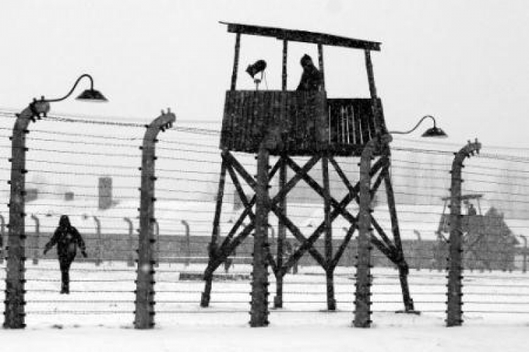 Ogrodzenie i wieże strażnicze na terenie byłego obozu KL Auschwitz. PAP/P. Polak