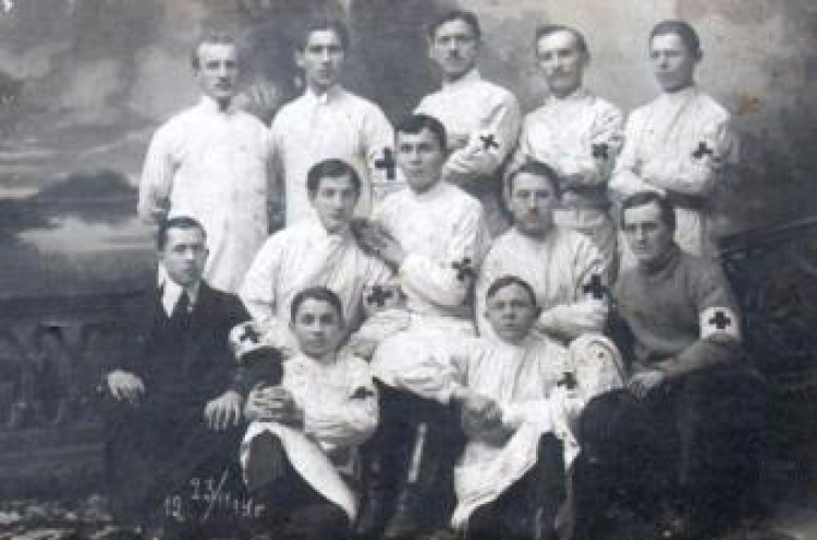 Grupa sanitariuszy ratujących rannych po bitwie włocławskiej. 1914 r. Fot. ze zb. Muzeum Ziemi Kujawskiej i Dobrzyńskiej